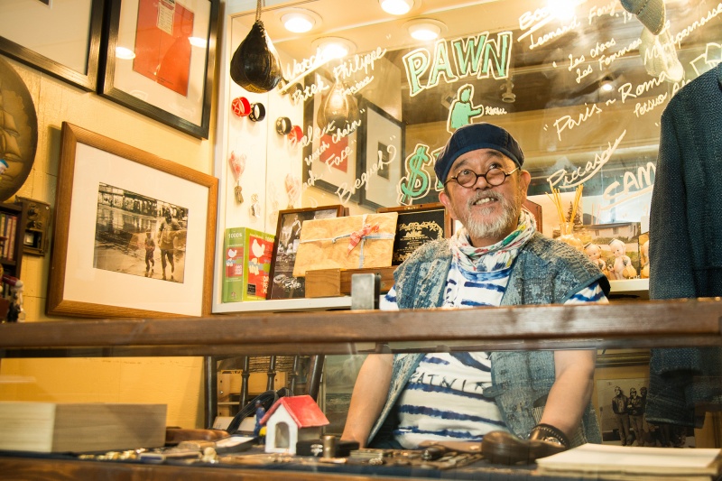 屋根裏のような2階、隣の「PAWN SHOP」も見逃せない。