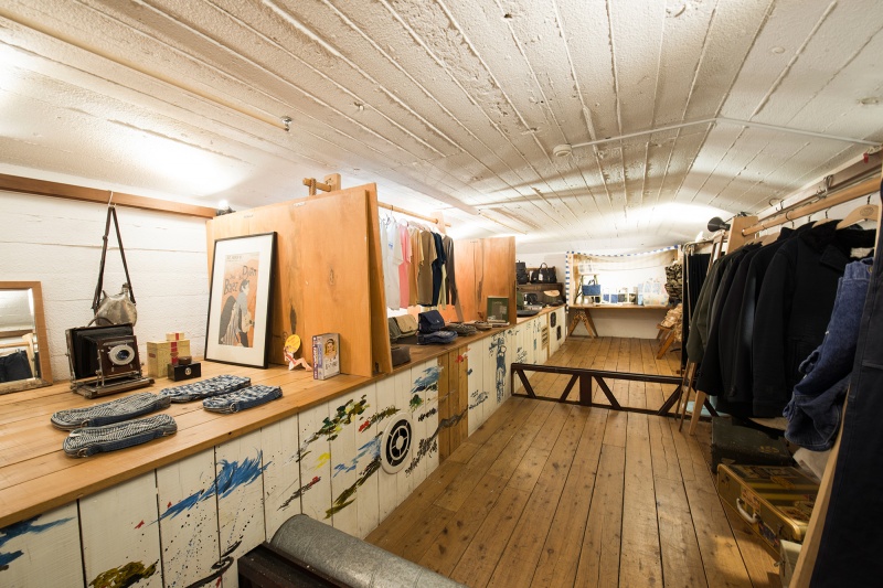 屋根裏のような2階、隣の「PAWN SHOP」も見逃せない。