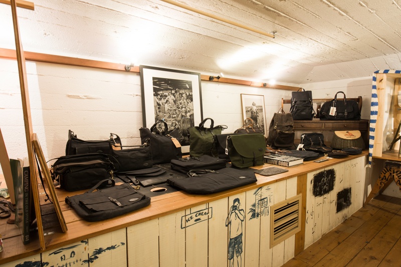 屋根裏のような2階、隣の「PAWN SHOP」も見逃せない。