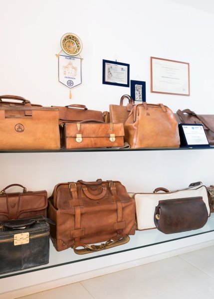 北イタリアの古都に息づく、“本物”を志向するレザーバッグ｜Pen Online
