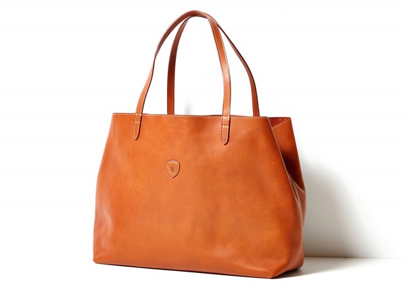 北イタリアの古都に息づく、“本物”を志向するレザーバッグ｜Pen Online