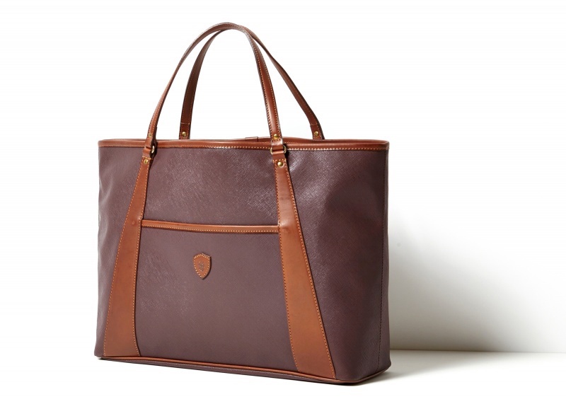 北イタリアの古都に息づく、“本物”を志向するレザーバッグ｜Pen Online