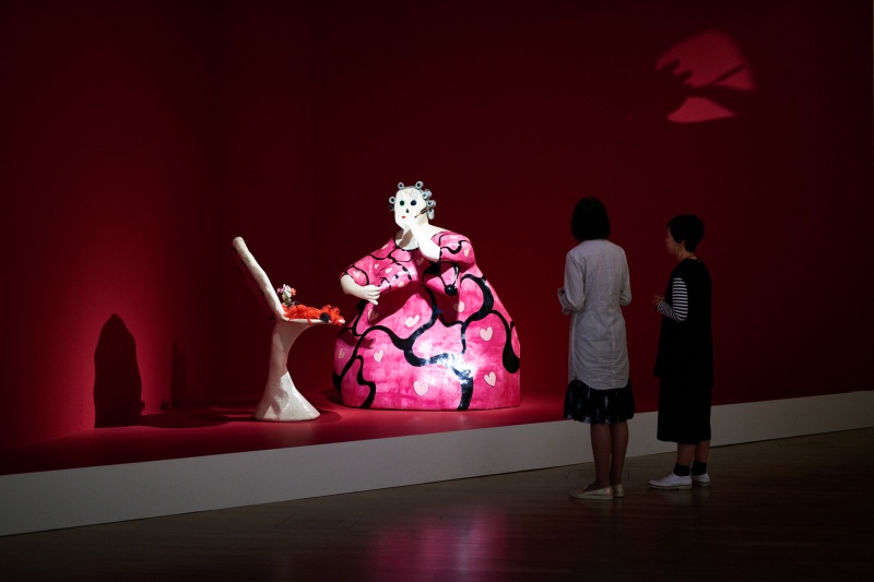 芸術作品 多彩なメッセージを込めたカラフルな彫像が並ぶ、国立新美術館「ニキ