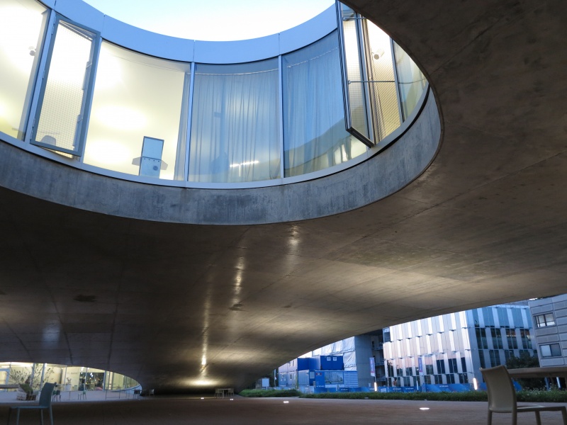 ローザンヌの環境と結びついたSANAAの名建築。