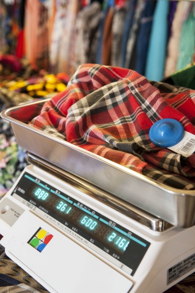 フランス発、古着の“量り売り”専門店。
