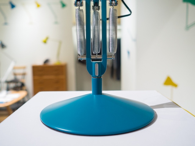 永遠の定番デスクランプが、「マーガレット・ハウエル」色別注で優しく