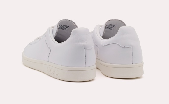 真っ白な限定版「スタンスミス」を、ドーバーストリート マーケット