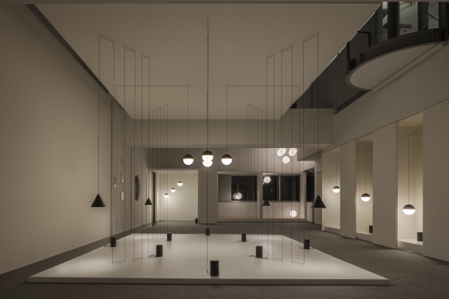 名品のライトが奏でるモダンな照明空間を体験、大阪でフロスの展示会が