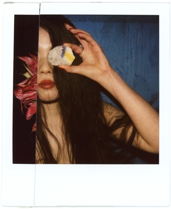 アラーキーのインスタントフィルム写真展「結界」は、新しいアートスペース「AM」にて。