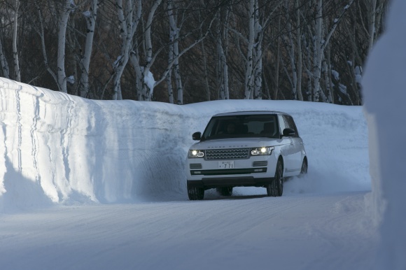 雪道でも、どんな道でも変わらないSUV、ランドローバーの実力。