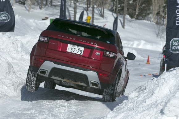 雪道でも、どんな道でも変わらないSUV、ランドローバーの実力。