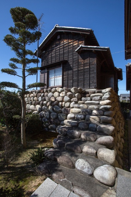 水との戦いの歴史を刻むシェルター、 「水屋・水塚—水防の知恵と住まい