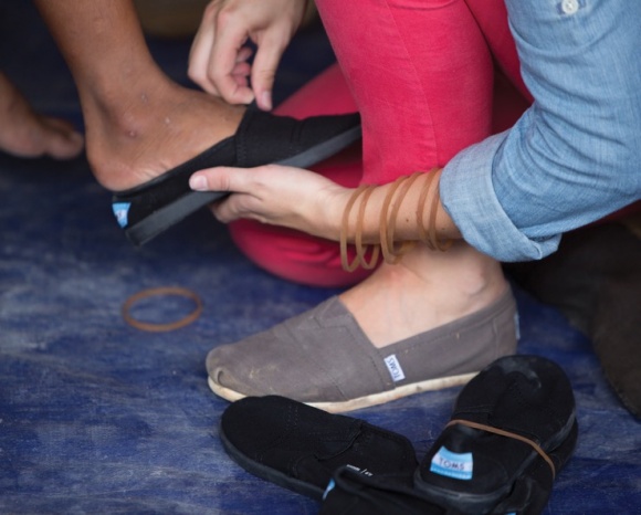 “靴の大切さ”を体感する TOMS の「One Day Without Shoes」は、明後日(5/21)開催です!