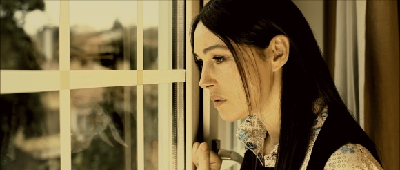 すべてを失った男の喪失感を描く、美しき映像詩『サイの季節』。