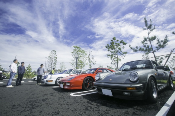 湘南T-SITEで行われた「モーニングクルーズ」に、90台のスポーツカーが集結。