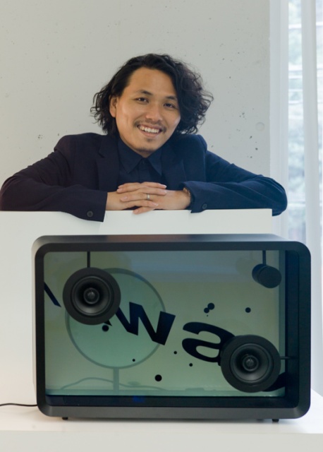 歌詞が浮かび上がりシンクロする、次世代型スピーカー「Lyric Speaker