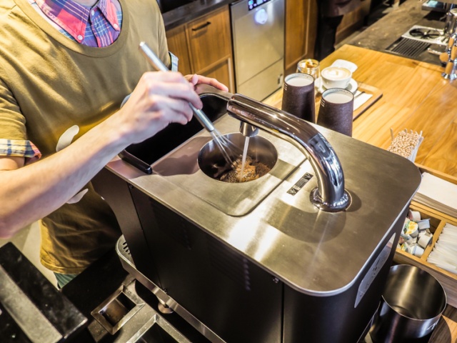 オーガニックな温もり漂う新カフェ、お酒も飲める「スターバックス」が自由が丘に本日オープン!